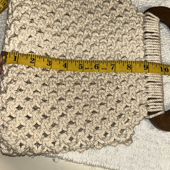 True Vintage Ivory Macrame Crocheted Handbag Purse Brown wooden Handle - Picture 7 of 8